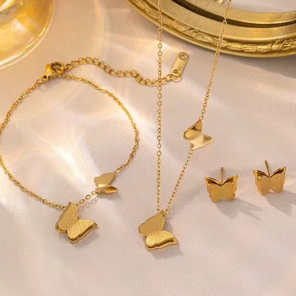 Chic Gold Butterfly Pendant Necklace - Picture 5 of 7